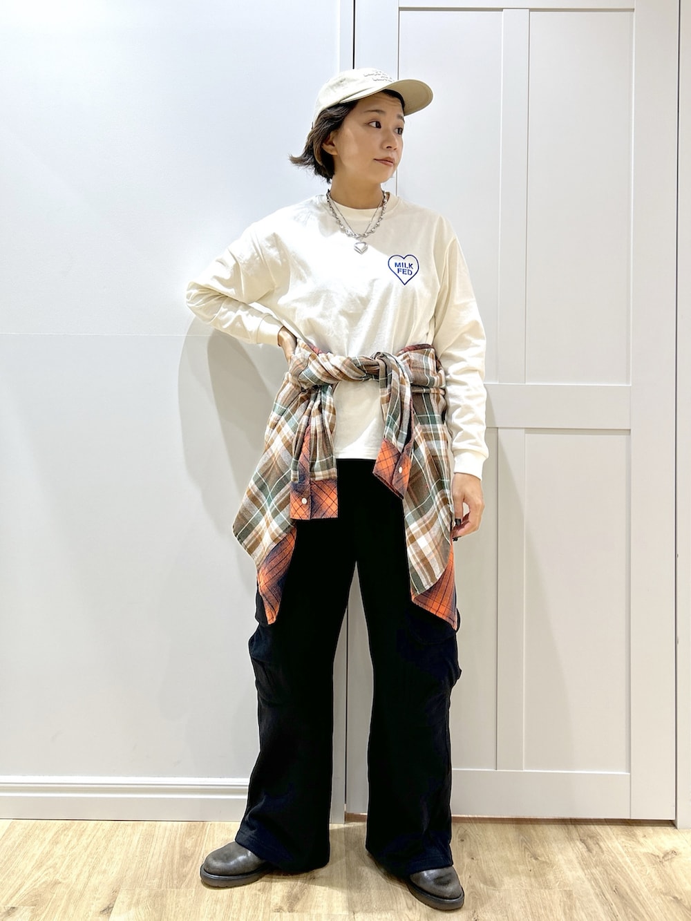 オレンジ系のシャツ/ブラウス、ブラック系のブルゾン、ホワイト系のTシャツ/カットソーを着用したレディースの秋コーディネートの8枚目の写真