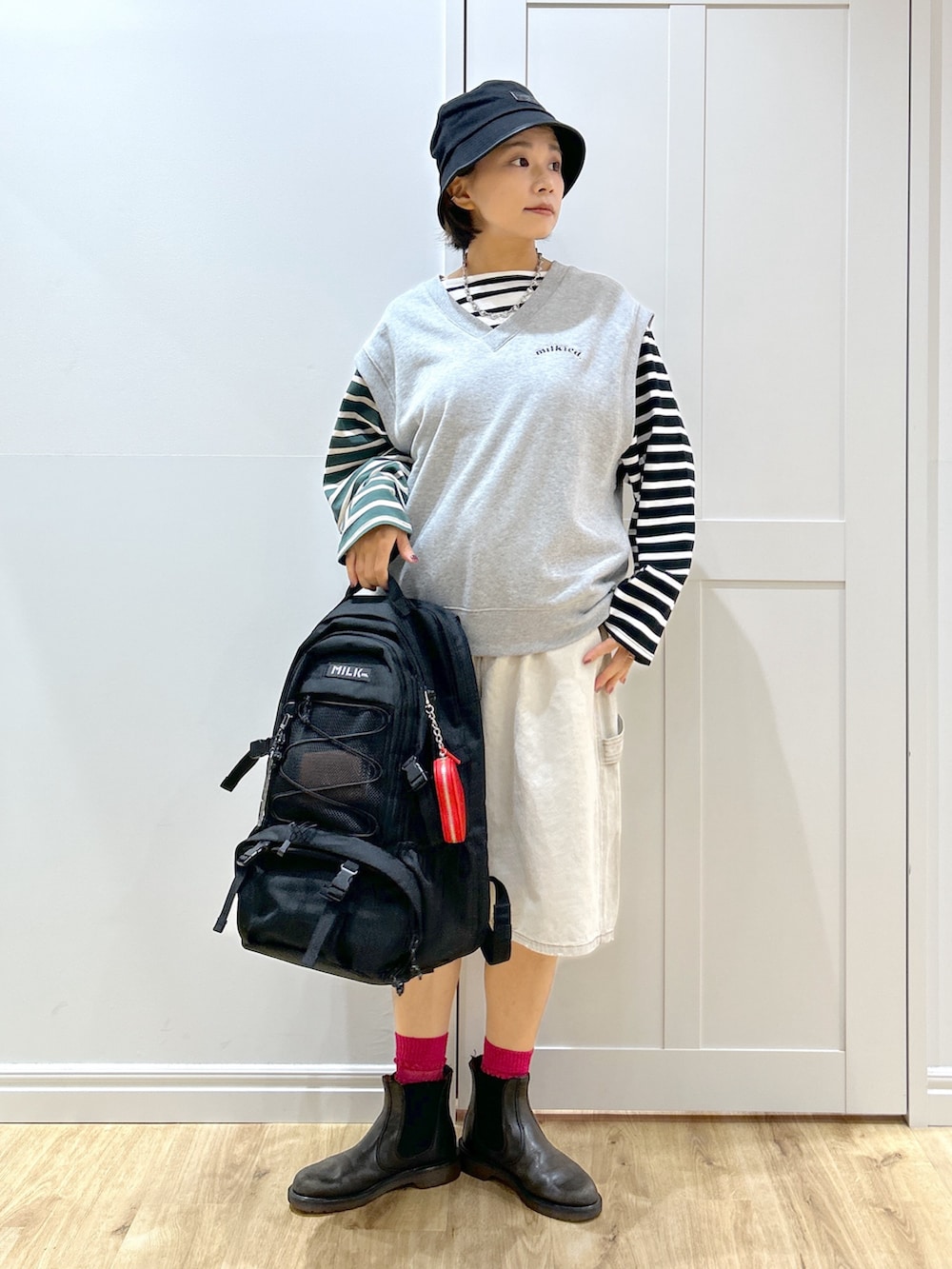 その他のTシャツ/カットソー、ホワイト系のデニムパンツ、グレー系のベストを着用したレディースの秋コーディネートの4枚目の写真