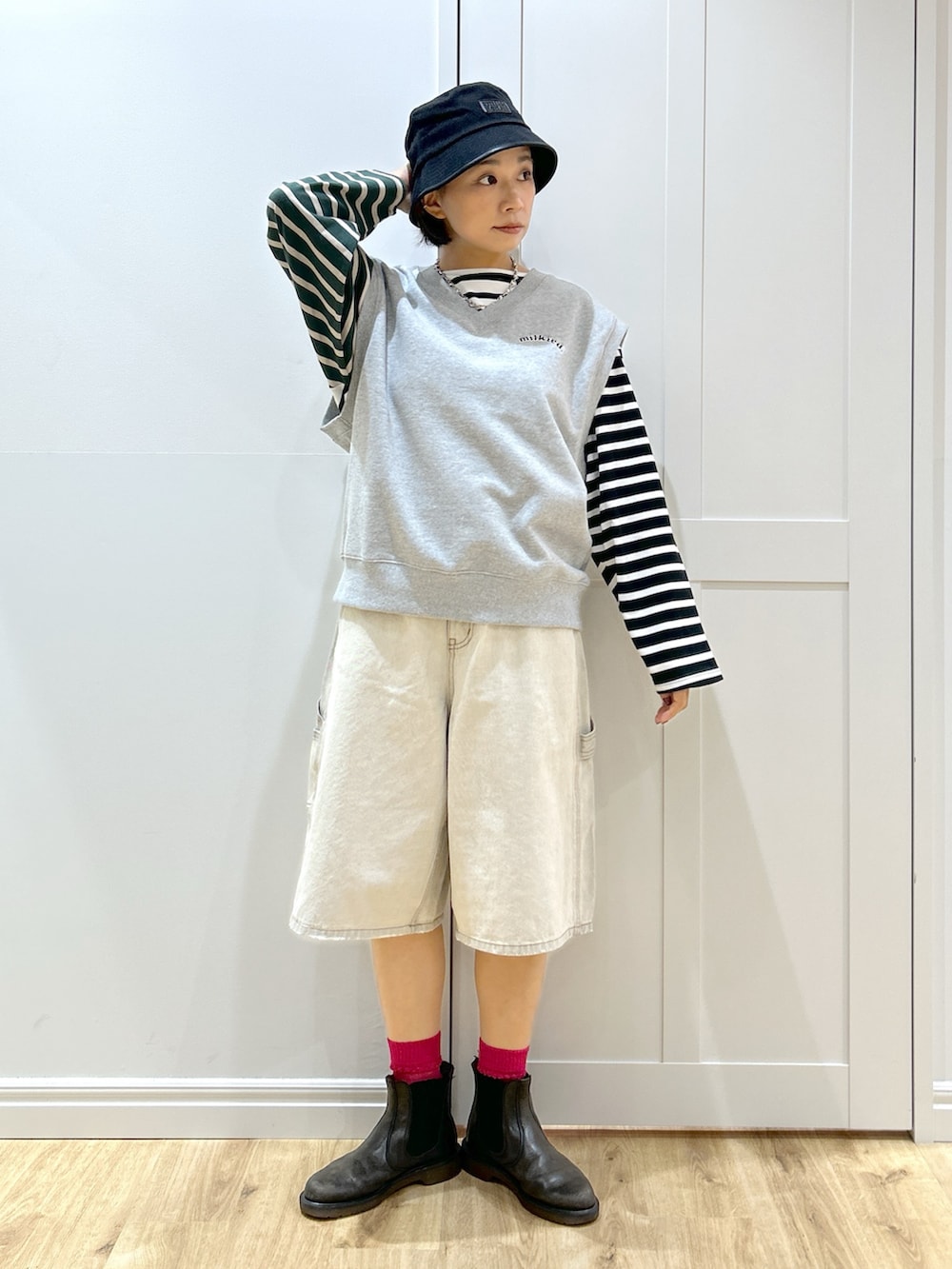 その他のTシャツ/カットソー、ホワイト系のデニムパンツ、グレー系のベストを着用したレディースの秋コーディネートの5枚目の写真