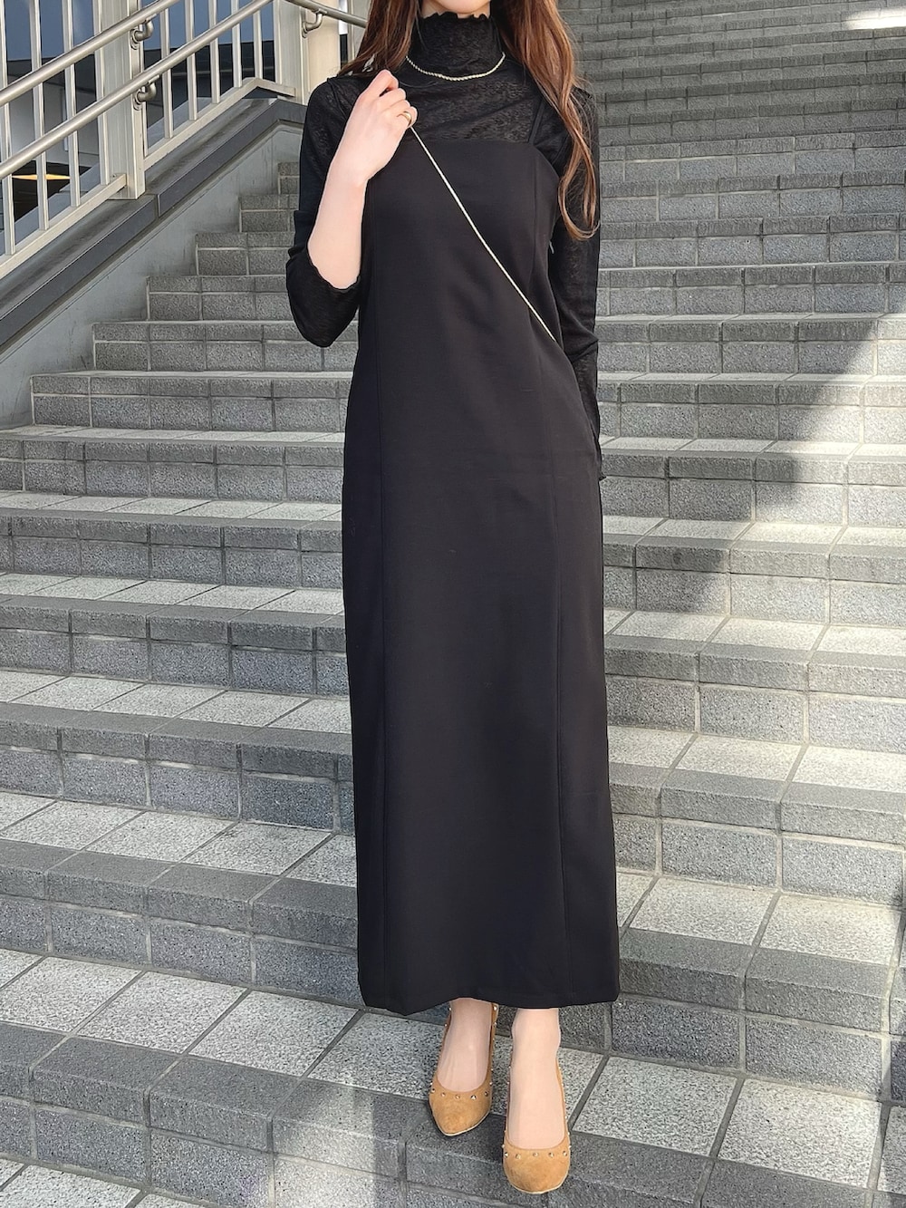 ブラック系のTシャツ/カットソー、ゴールド系のネックレスを着用したレディースの春コーディネートの2枚目の写真