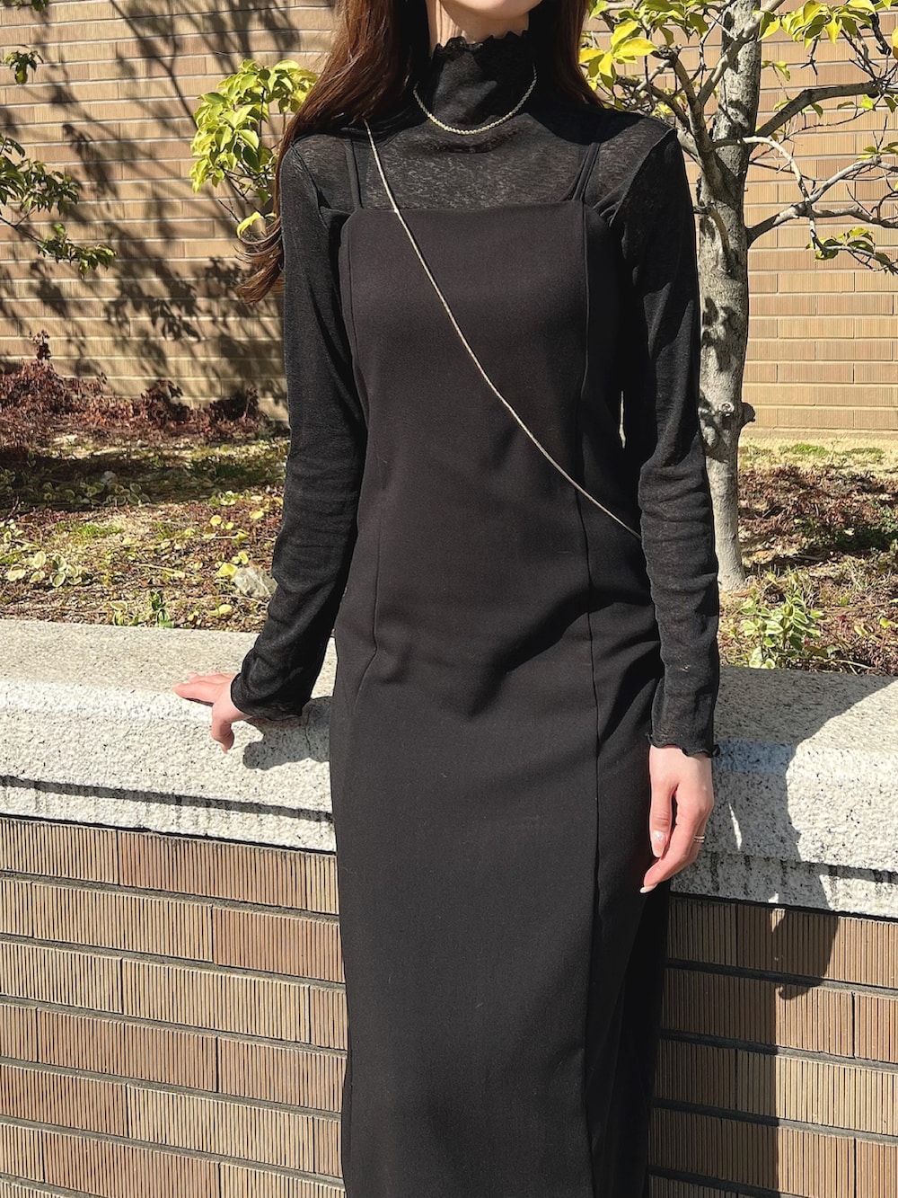 ブラック系のTシャツ/カットソー、ゴールド系のネックレスを着用したレディースの春コーディネートの3枚目の写真