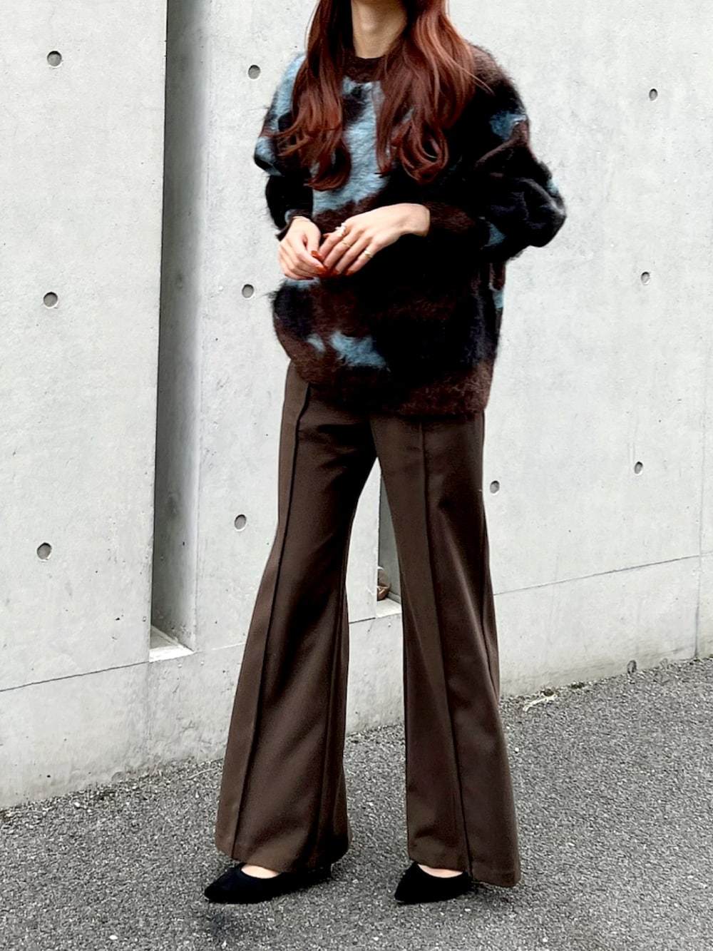 ブラウン系のニット/セーターを着用したレディースの秋コーディネートの3枚目の写真