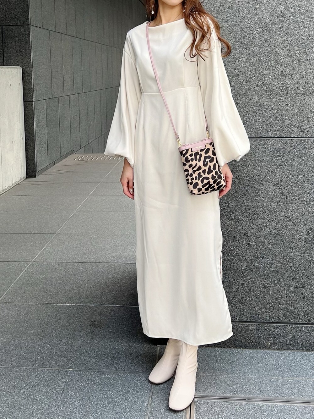 ホワイト系のブーツ、ホワイト系のワンピースを着用したレディースの冬コーディネートの4枚目の写真