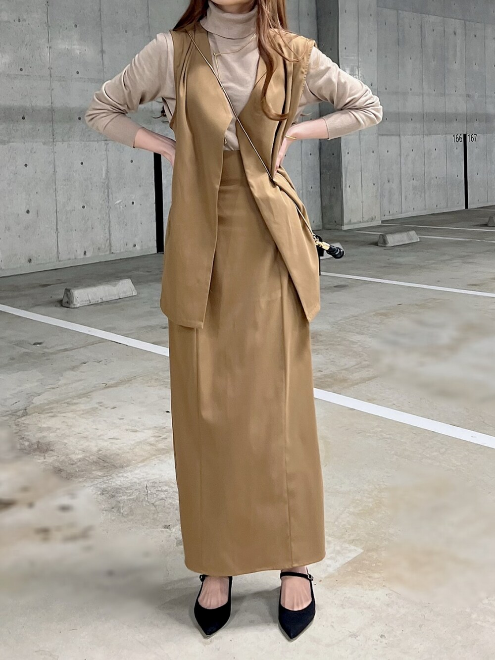 「春服デビュー宣言、シンプルコーデ、大人かわいい、キレイめカジュアル、楽チンコーデ、今日のコーデ、きれいめカジュアル、セットアップ、淡色コーデ、韓国ファッション、ラクチンコーデ、おしゃれさんと繋がりたい、ジレ、Louere、春コーデ」｜「LouereのVネックベスト＋ハイウエストタイトスカートセットアップ（セットアップ、ブラウン系）」を使った、kataoka__mikaさん（レディース・163cm）の春コーディネートの2枚目の写真