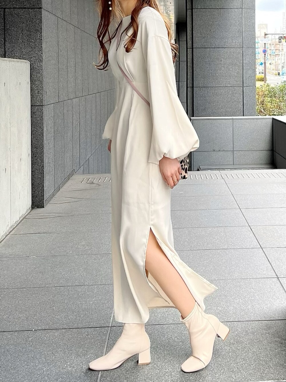 ホワイト系のブーツ、ホワイト系のワンピースを着用したレディースの冬コーディネートの2枚目の写真