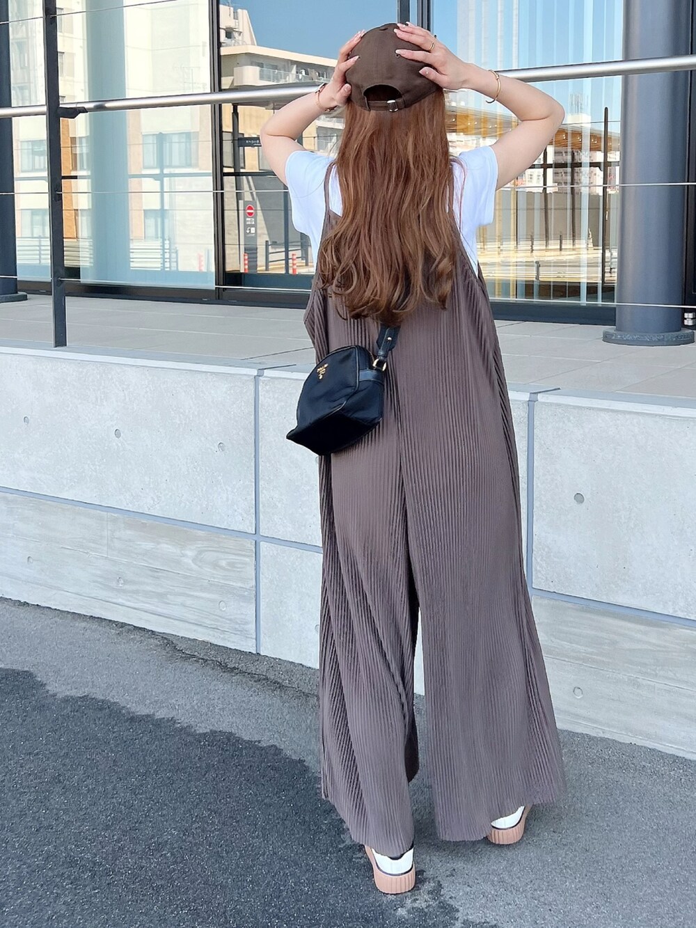グレー系のサロペット/オーバーオール、ブラウン系のスニーカーを着用したレディースの春コーディネートの5枚目の写真