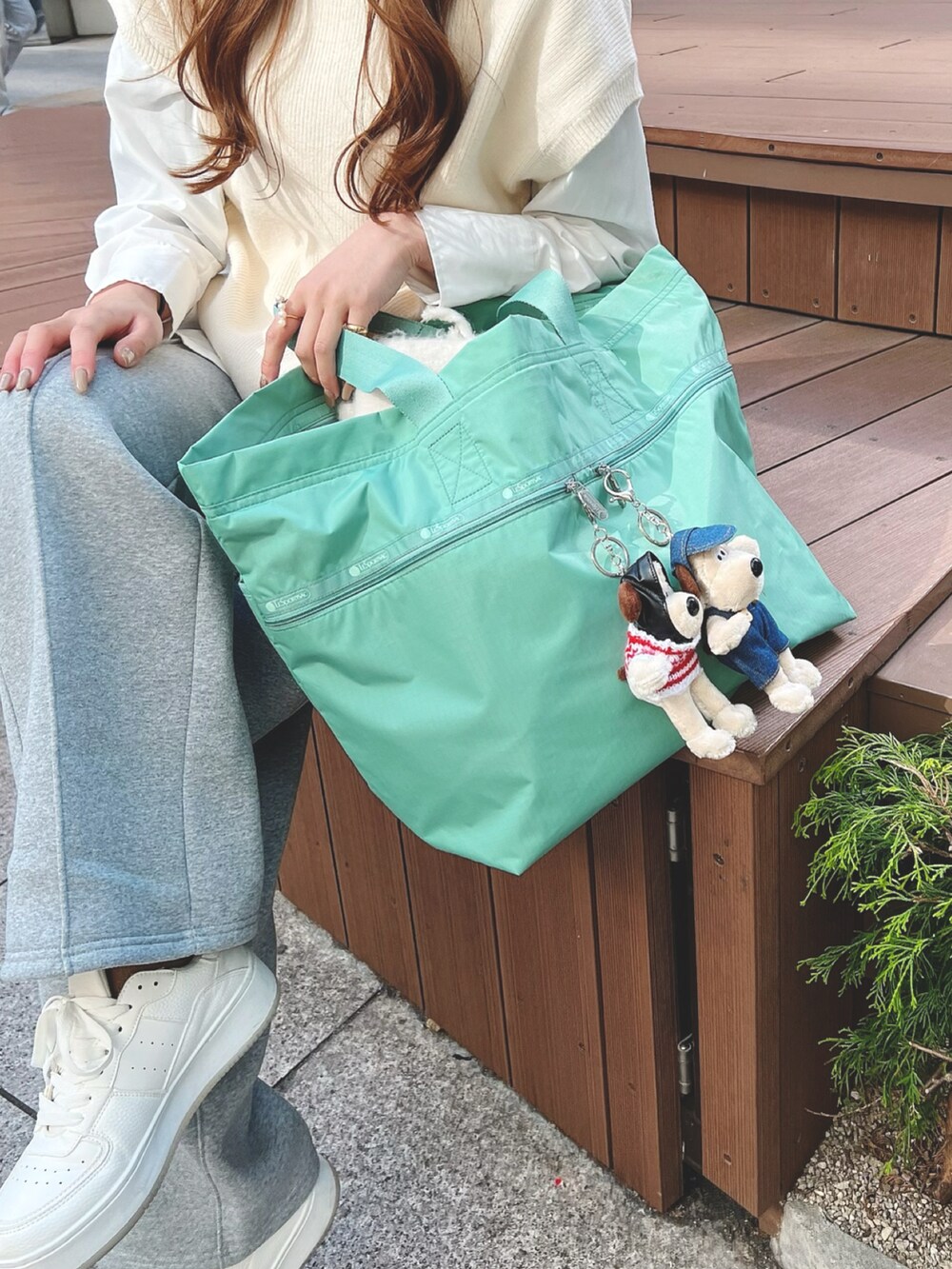 グリーン系のトートバッグを着用したレディースの冬コーディネートの4枚目の写真