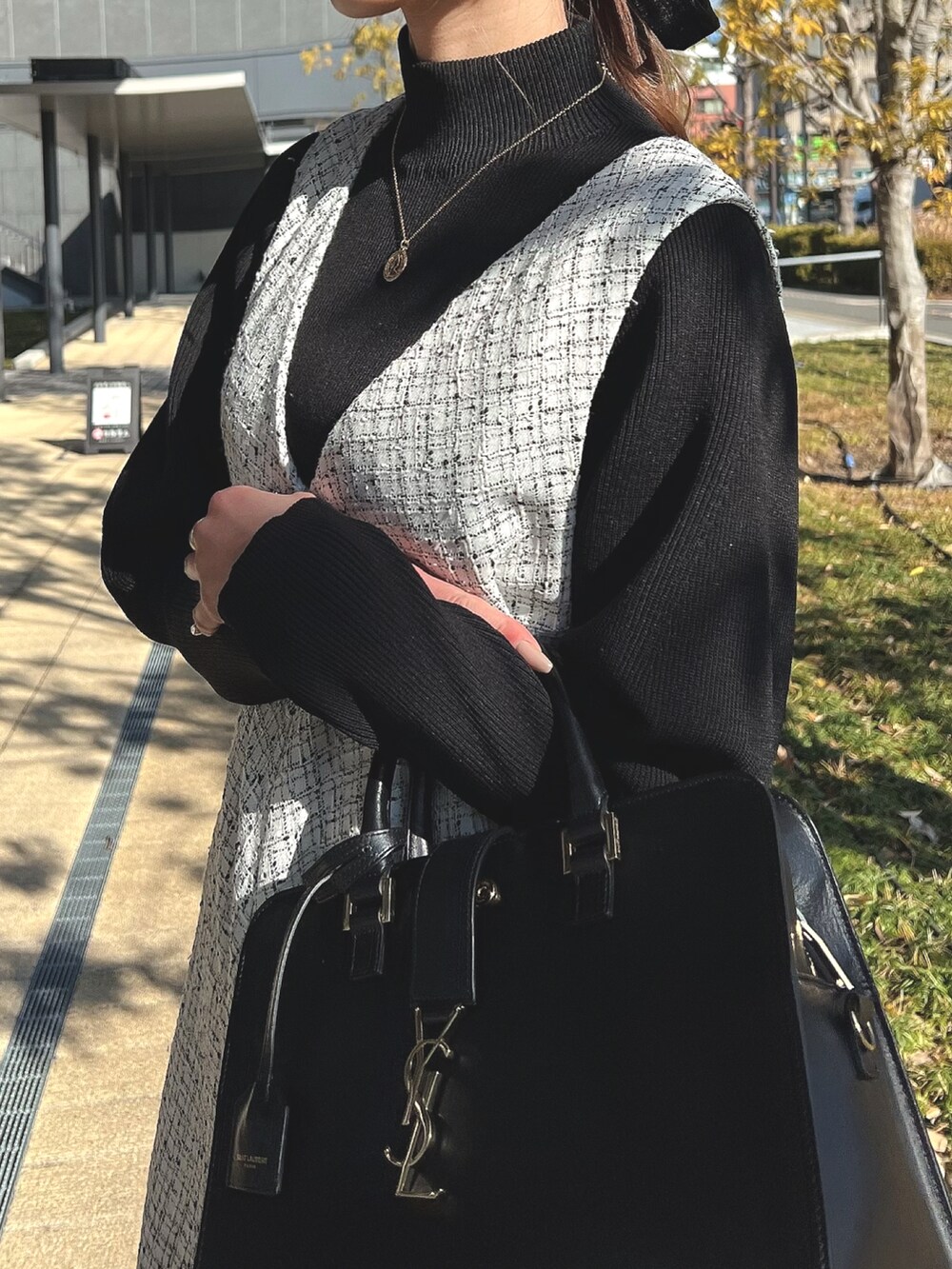 ホワイト系のワンピース、ホワイト系のブーツ、ブラック系のニット/セーターを着用したレディースの冬コーディネートの5枚目の写真