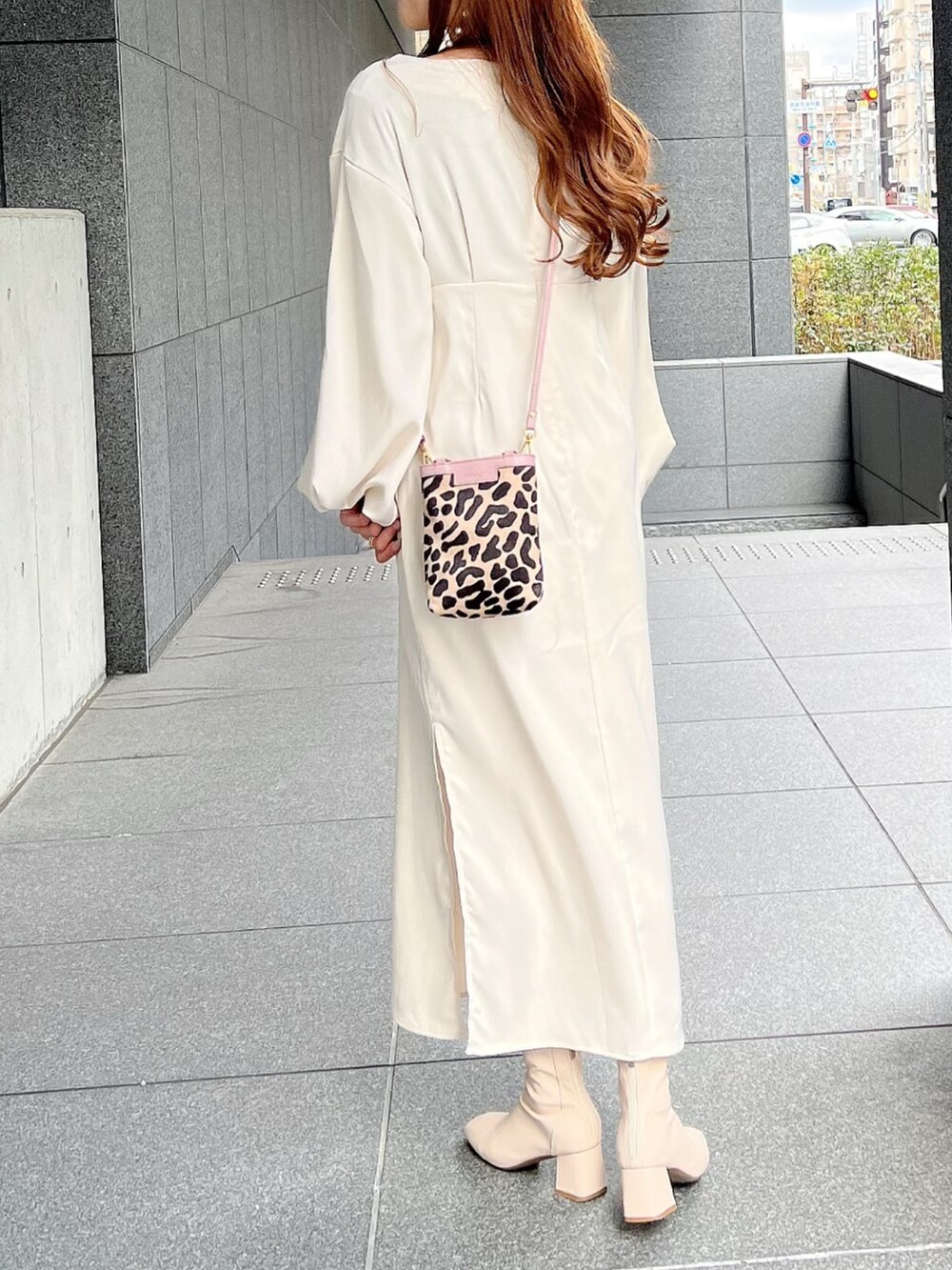 ホワイト系のブーツ、ホワイト系のワンピースを着用したレディースの冬コーディネートの3枚目の写真