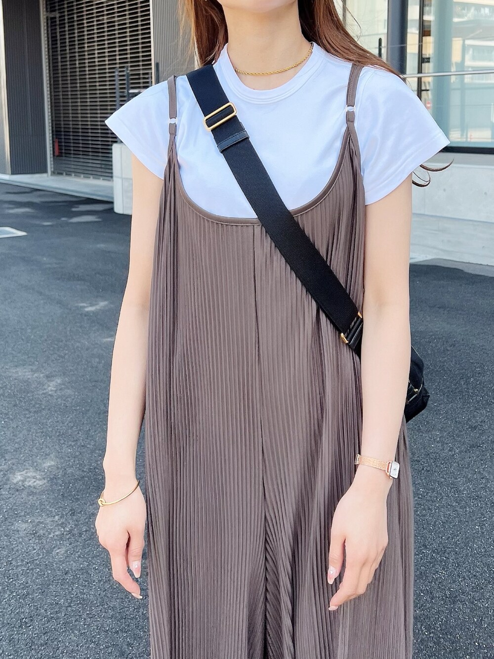 グレー系のサロペット/オーバーオール、ブラウン系のスニーカーを着用したレディースの春コーディネートの3枚目の写真