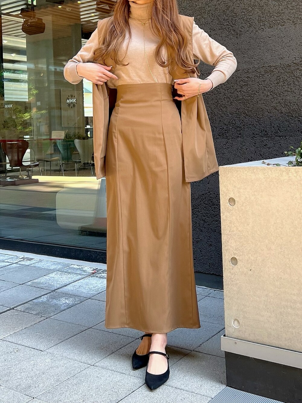 「春服デビュー宣言、シンプルコーデ、大人かわいい、キレイめカジュアル、楽チンコーデ、今日のコーデ、きれいめカジュアル、セットアップ、淡色コーデ、韓国ファッション、ラクチンコーデ、おしゃれさんと繋がりたい、ジレ、Louere、春コーデ」｜「LouereのVネックベスト＋ハイウエストタイトスカートセットアップ（セットアップ、ブラウン系）」を使った、kataoka__mikaさん（レディース・163cm）の春コーディネートの3枚目の写真