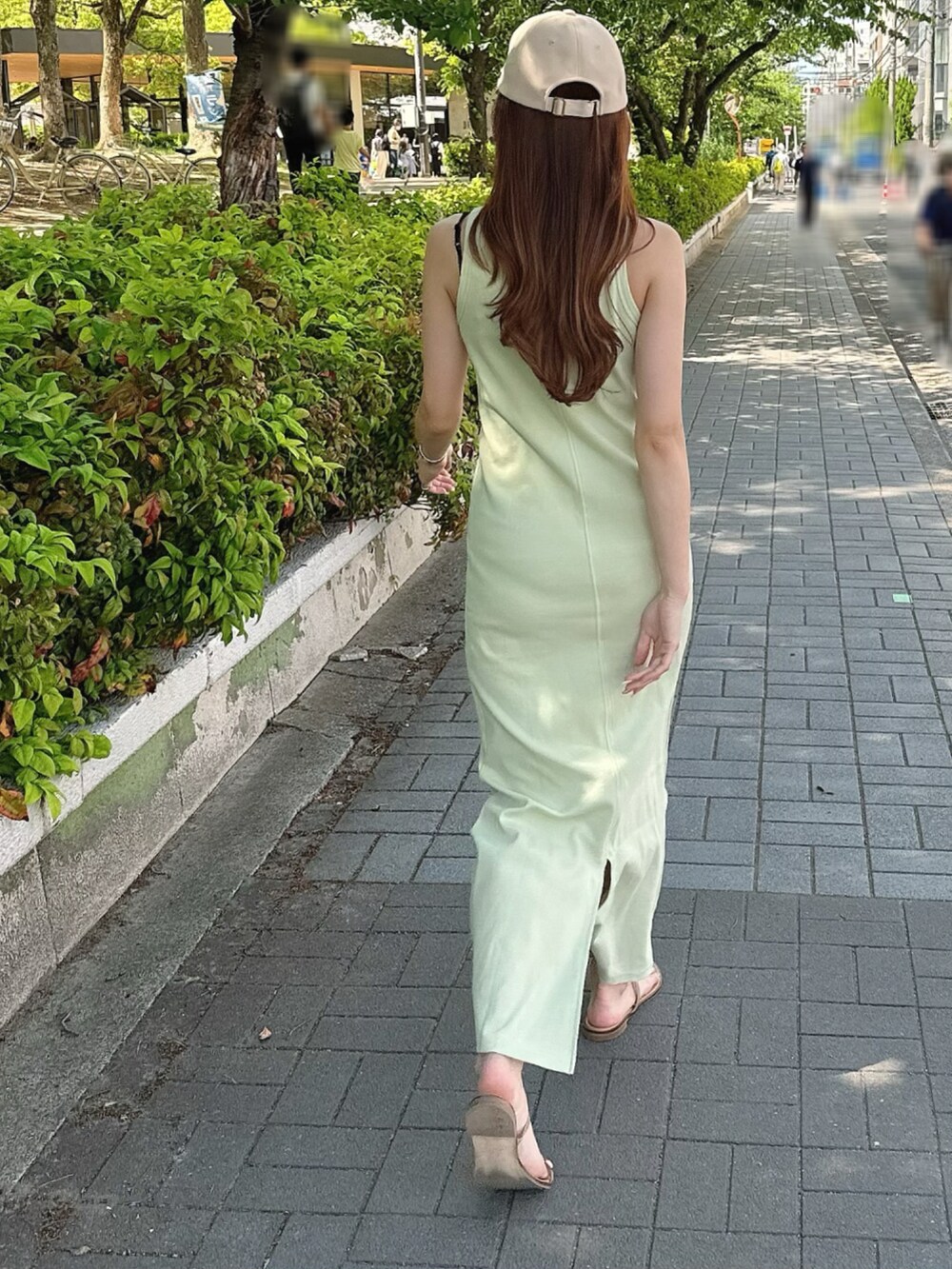 グリーン系のワンピース、イエロー系のサンダルを着用したレディースの春コーディネートの3枚目の写真