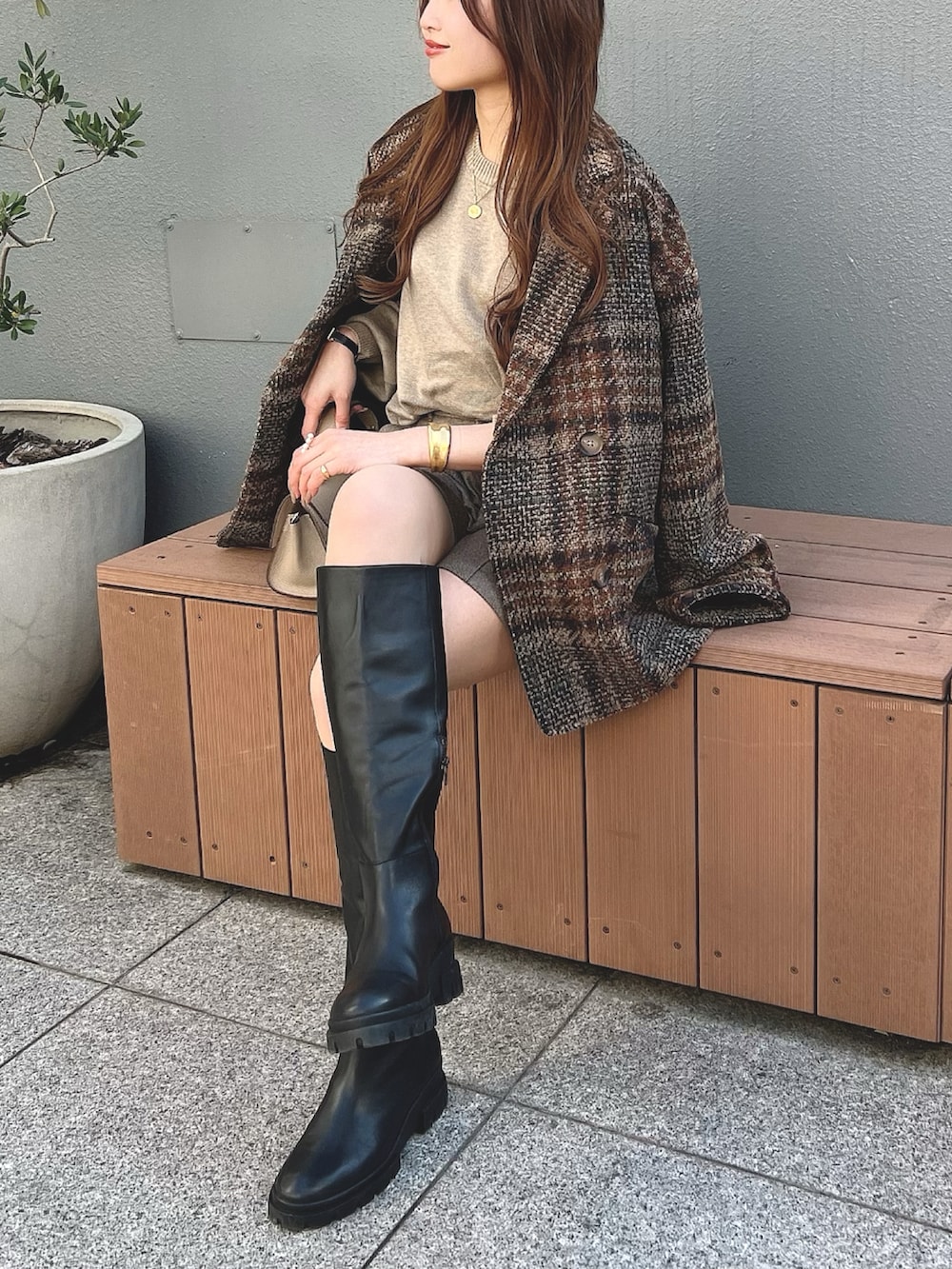 ブラウン系のテーラードジャケットを着用したレディースの冬コーディネートの3枚目の写真