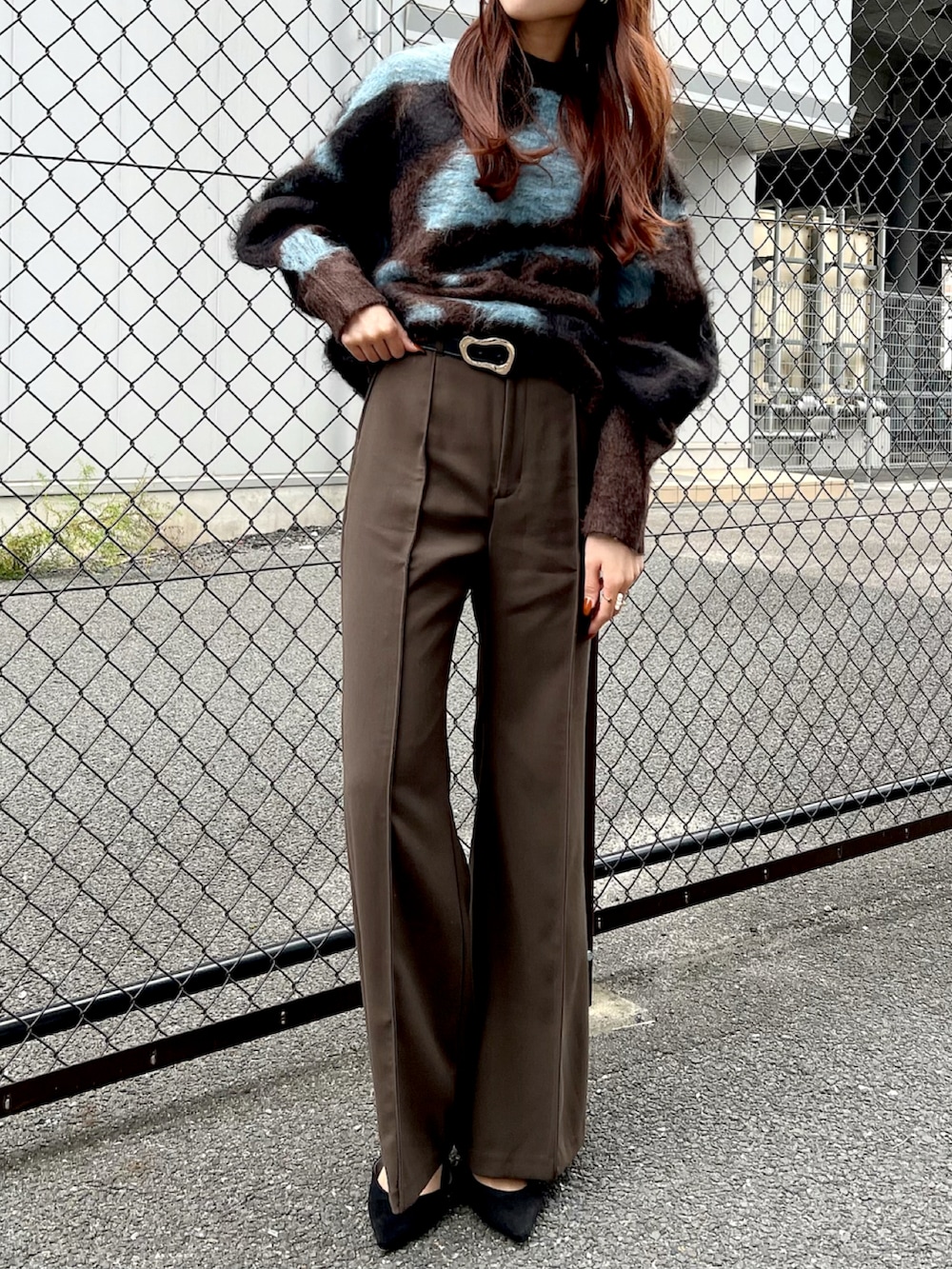 ブラウン系のニット/セーターを着用したレディースの秋コーディネートの2枚目の写真