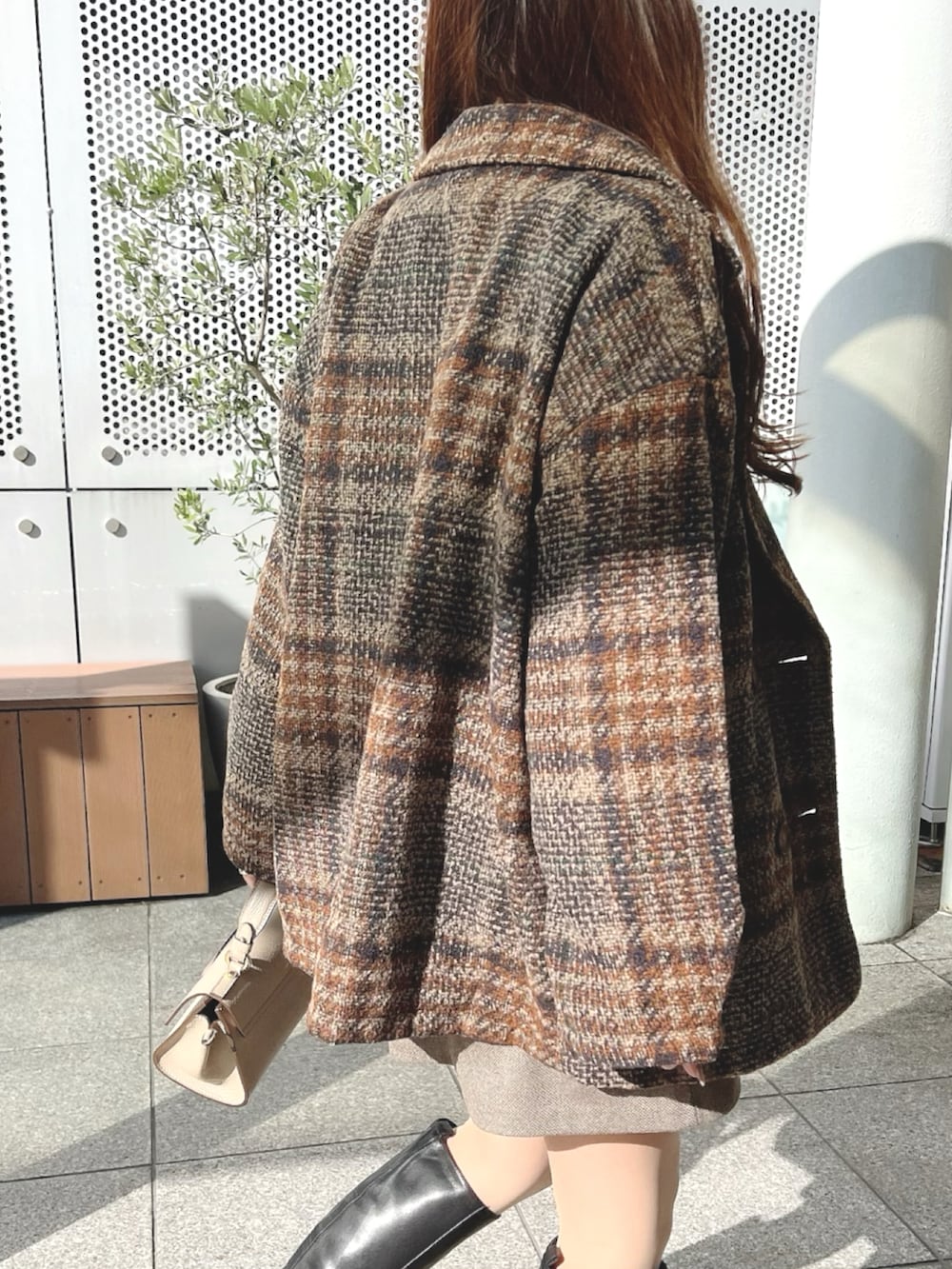 ブラウン系のテーラードジャケットを着用したレディースの冬コーディネートの2枚目の写真