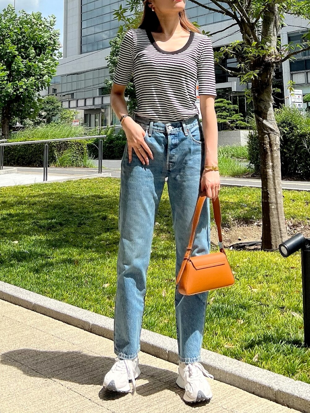 ブルー系のデニムパンツ、ブラック系のTシャツ/カットソーを着用したレディースの秋コーディネートの3枚目の写真