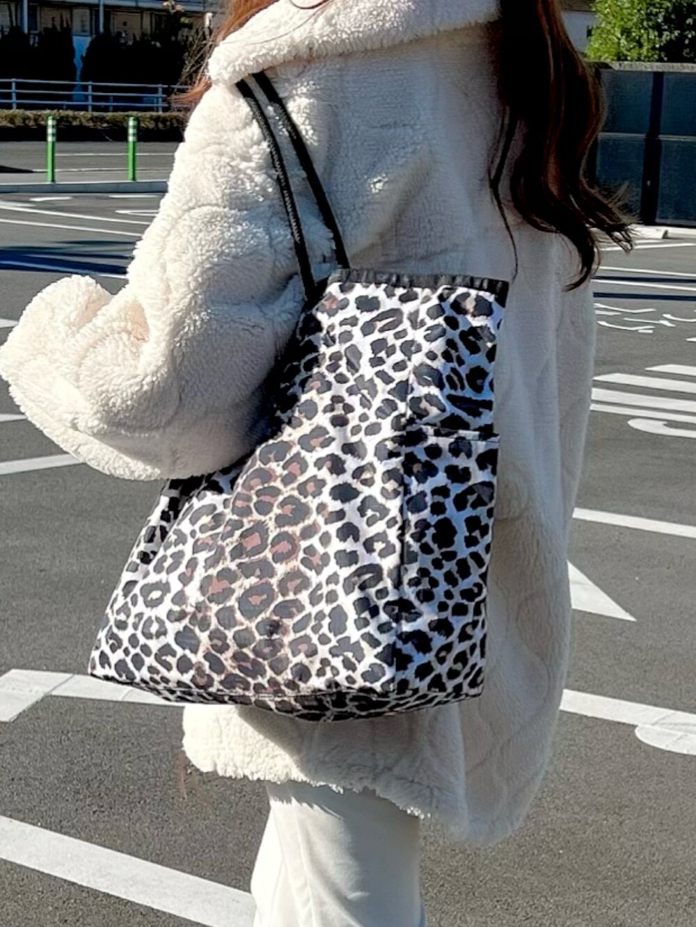 ホワイト系のブルゾン、その他のトートバッグを着用したレディースの秋コーディネートの4枚目の写真