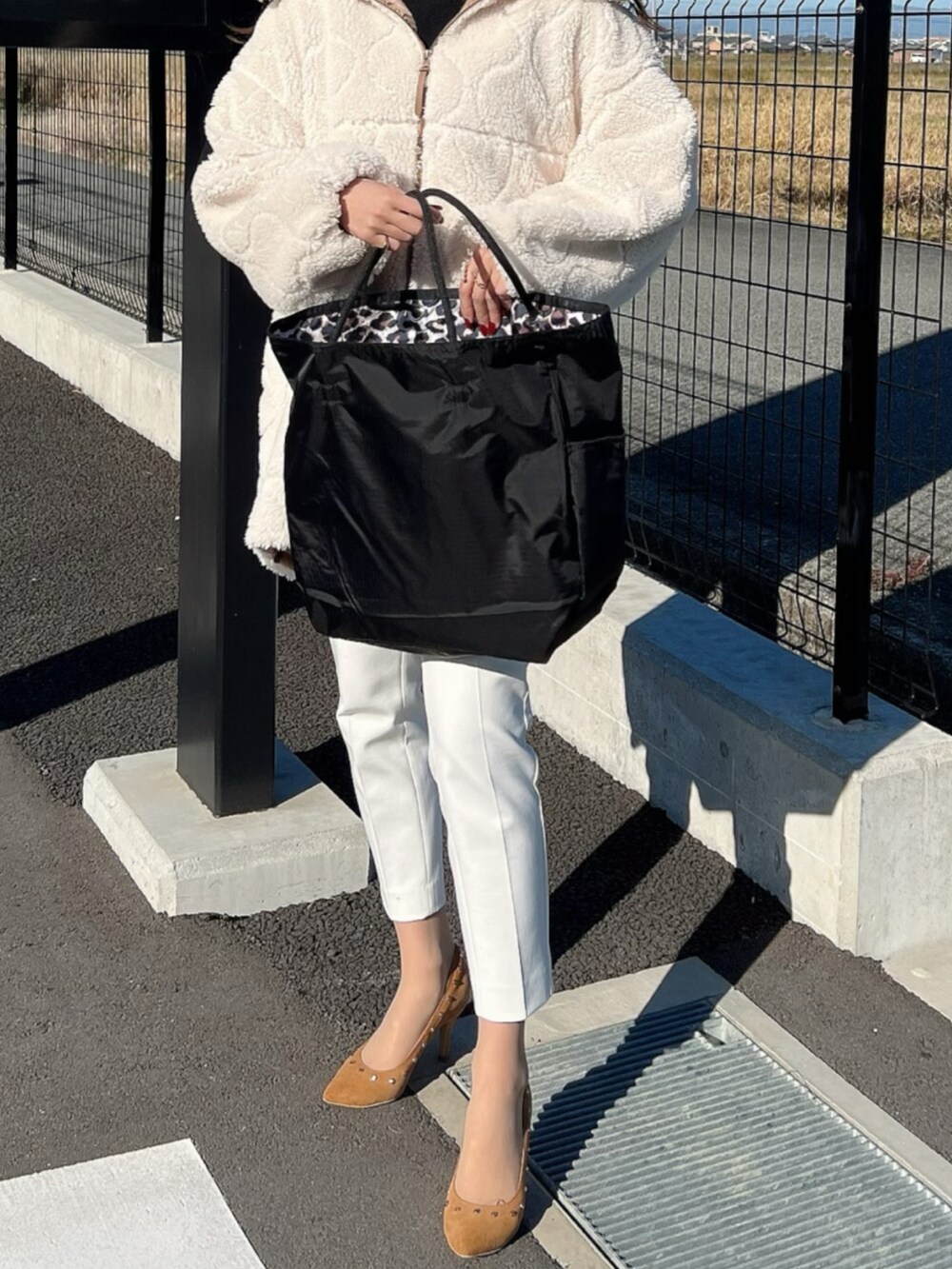 ホワイト系のブルゾン、その他のトートバッグを着用したレディースの秋コーディネートの5枚目の写真