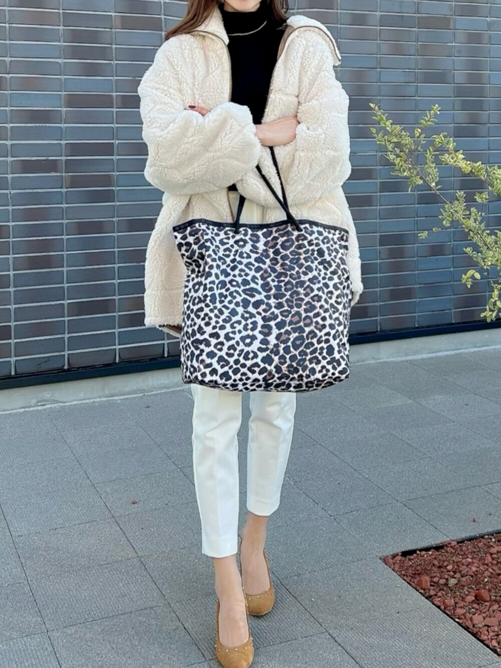 ホワイト系のブルゾン、その他のトートバッグを着用したレディースの秋コーディネートの2枚目の写真