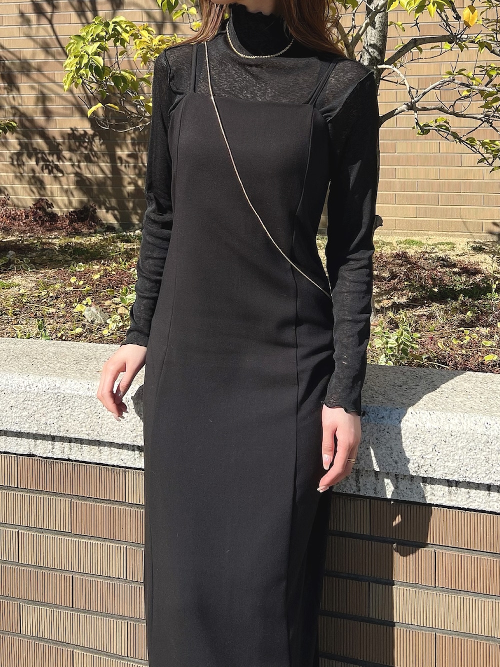 ブラック系のTシャツ/カットソー、ゴールド系のネックレスを着用したレディースの春コーディネートの4枚目の写真