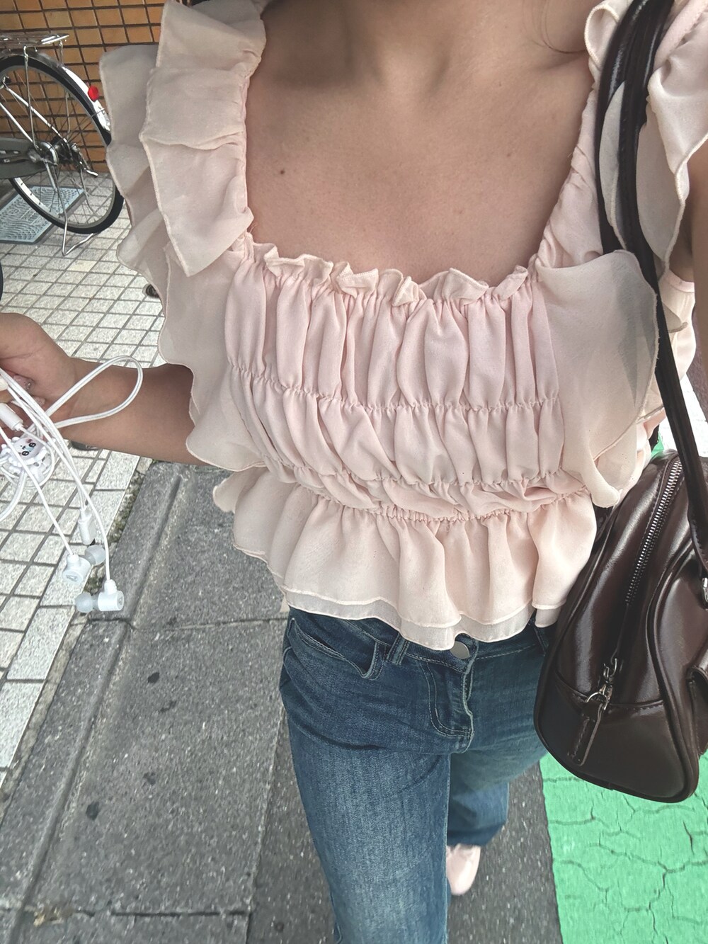 ピンク系のシャツ/ブラウス、ブルー系のデニムパンツを着用したレディースの夏コーディネートの2枚目の写真