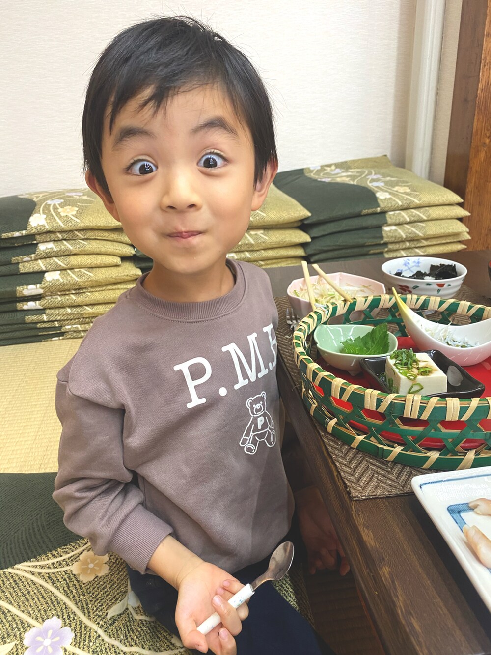 ホワイト系のブルゾン、ブルー系のデニムパンツ、グリーン系のTシャツ/カットソーを着用したキッズの秋コーディネートの5枚目の写真