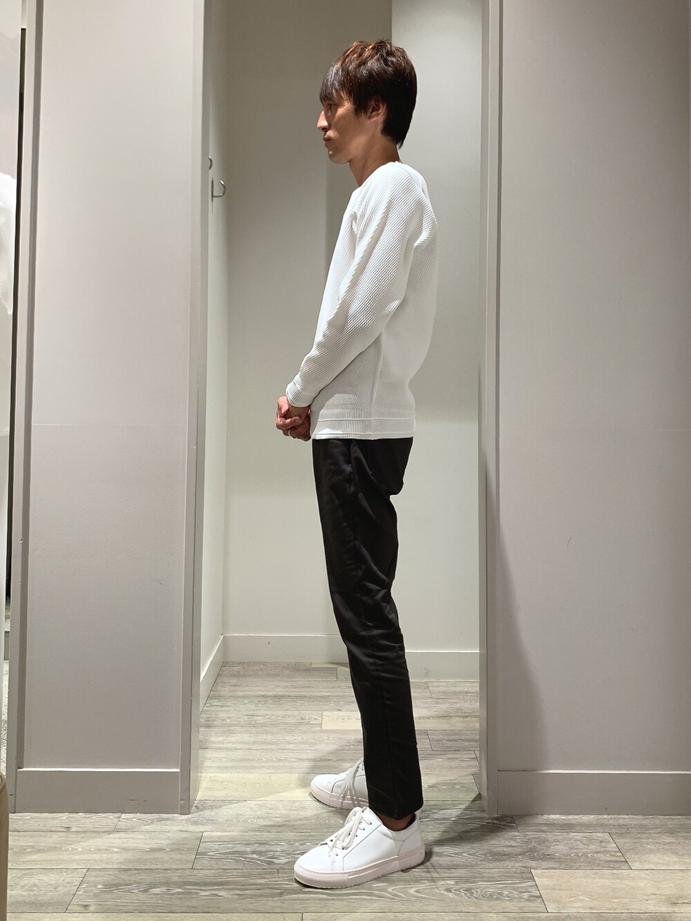 ホワイト系のTシャツ/カットソー、ブラウン系のその他パンツ、ホワイト系のスニーカーを着用したメンズの夏コーディネートの2枚目の写真