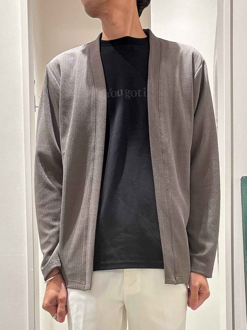 ブラック系のTシャツ/カットソー、ホワイト系のスラックス、ブラック系のカーディガン/ボレロを着用したメンズの秋コーディネートの4枚目の写真