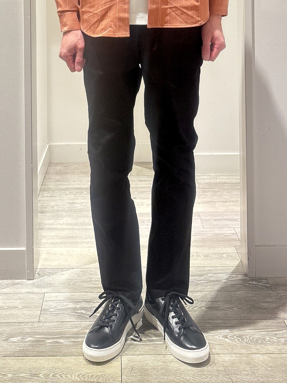 オレンジ系のシャツ/ブラウス、ホワイト系のTシャツ/カットソー、ブラック系のその他パンツを着用したメンズの春コーディネートの5枚目の写真