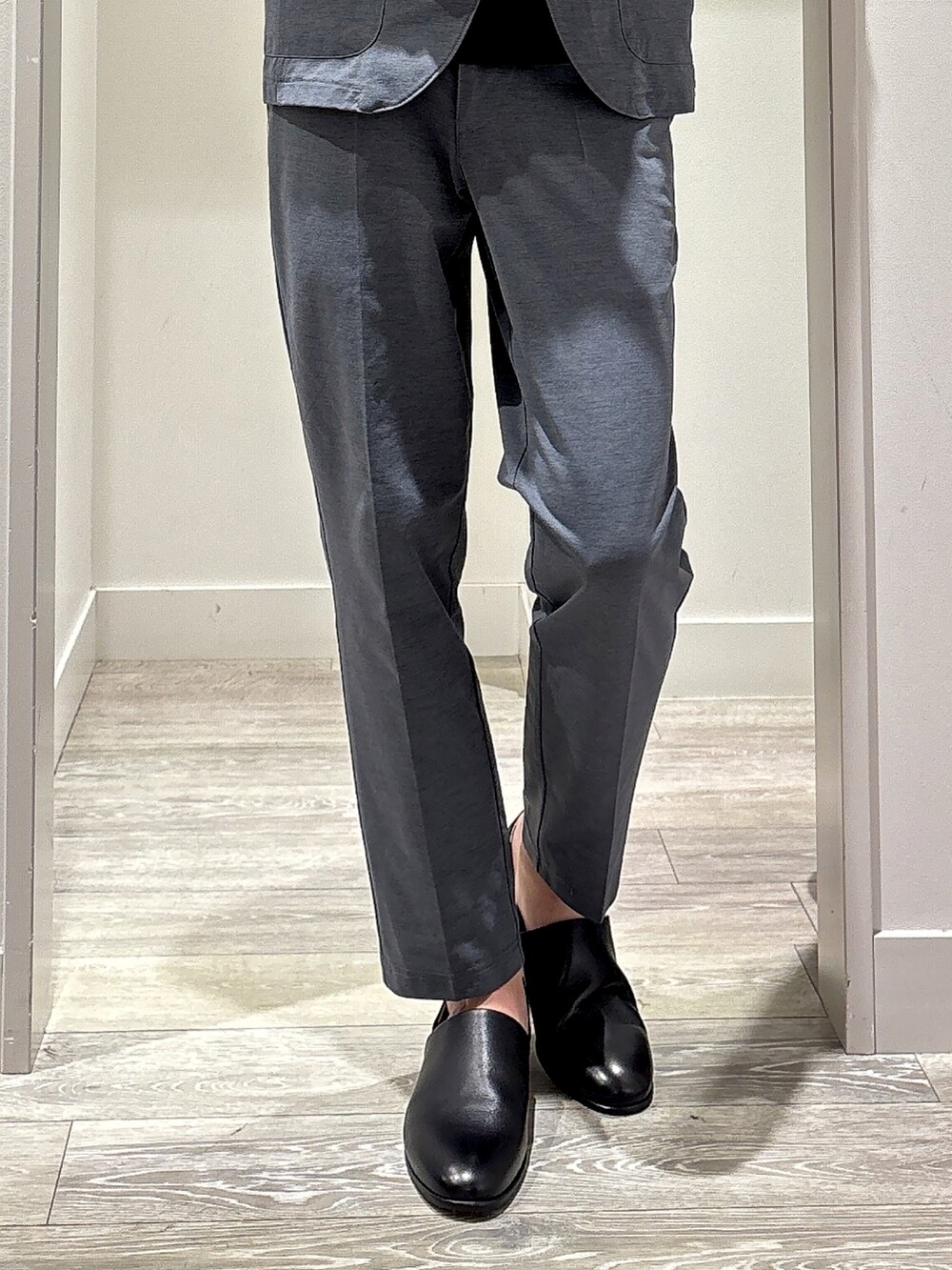 グレー系のセットアップ、グレー系のテーラードジャケット、ブラック系のTシャツ/カットソーを着用したメンズの春コーディネートの5枚目の写真