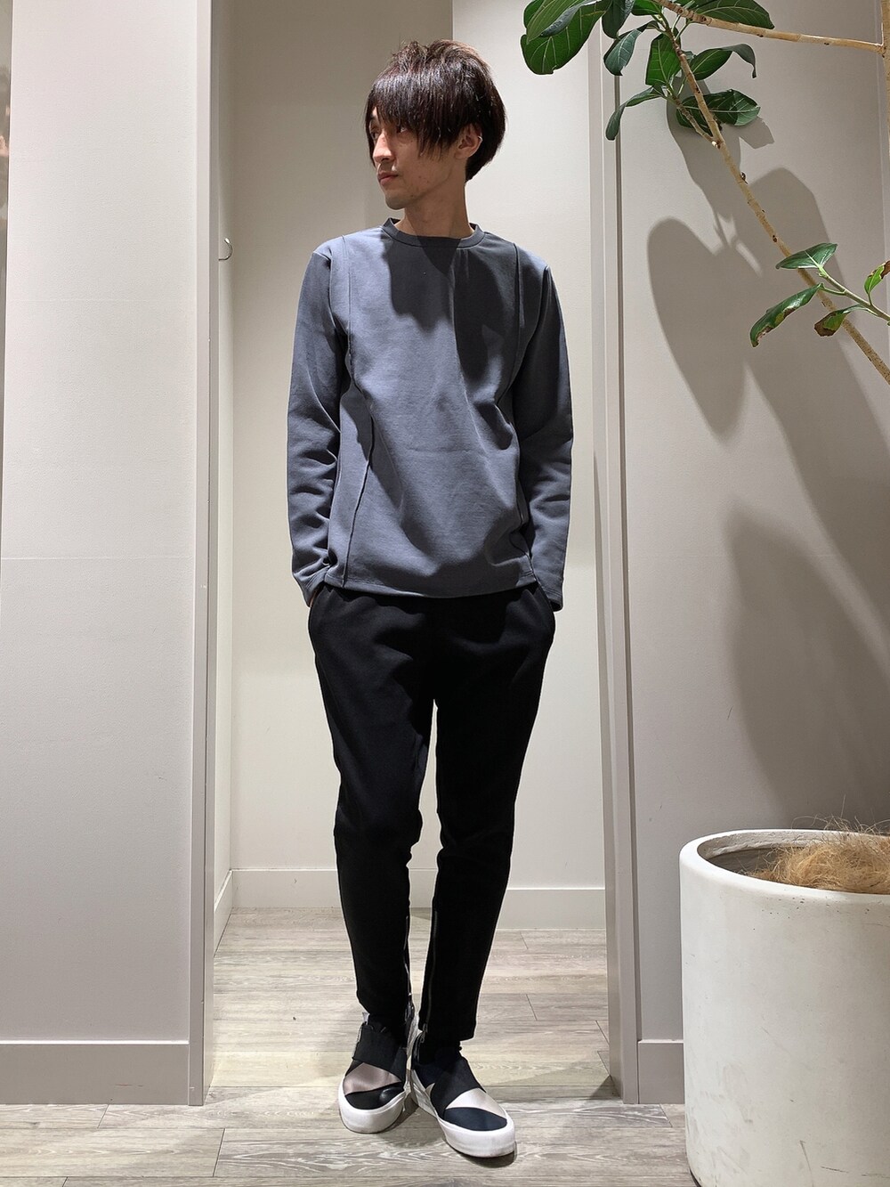 グリーン系のTシャツ/カットソー、ブラック系のスウェットパンツ、ブルー系のスニーカーを着用したメンズの冬コーディネートの2枚目の写真