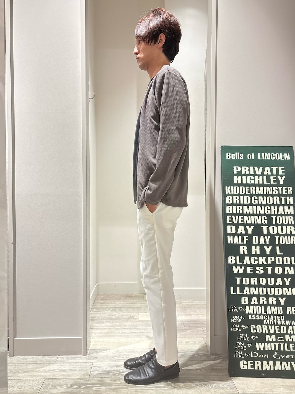 ブラック系のTシャツ/カットソー、ホワイト系のスラックス、ブラック系のカーディガン/ボレロを着用したメンズの秋コーディネートの2枚目の写真