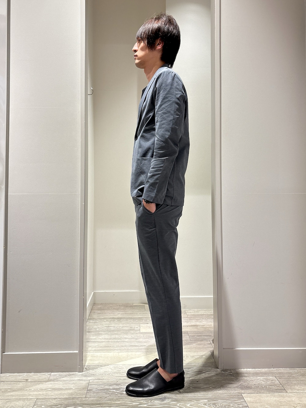 グレー系のセットアップ、グレー系のテーラードジャケット、ブラック系のTシャツ/カットソーを着用したメンズの春コーディネートの2枚目の写真