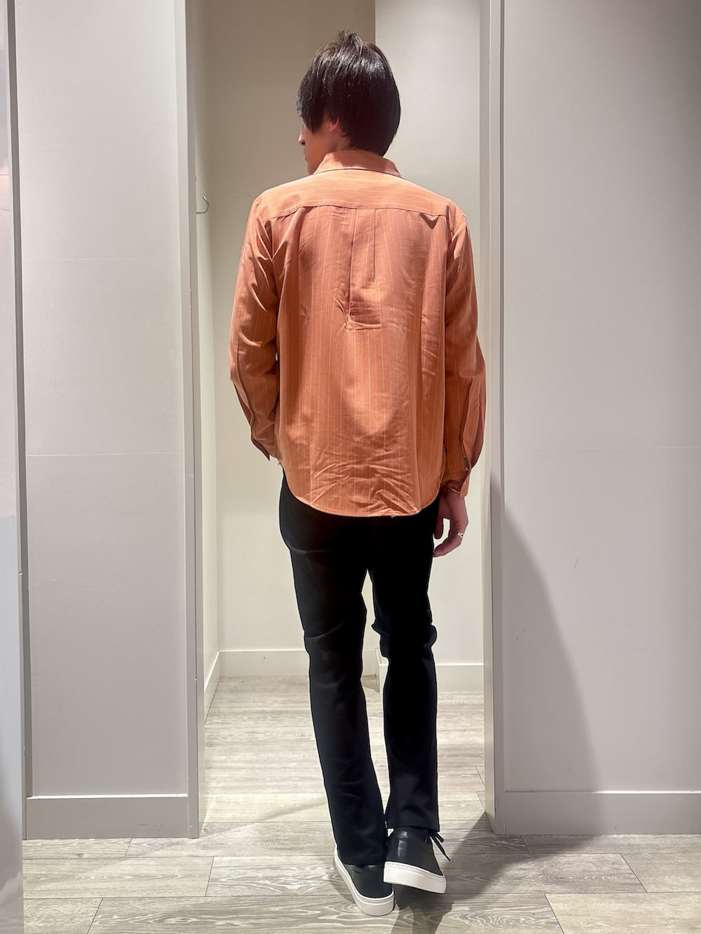 オレンジ系のシャツ/ブラウス、ホワイト系のTシャツ/カットソー、ブラック系のその他パンツを着用したメンズの春コーディネートの3枚目の写真