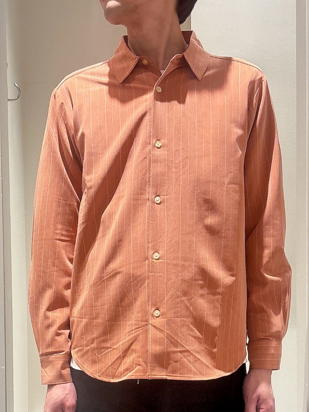 オレンジ系のシャツ/ブラウス、ホワイト系のTシャツ/カットソー、ブラック系のその他パンツを着用したメンズの春コーディネートの4枚目の写真