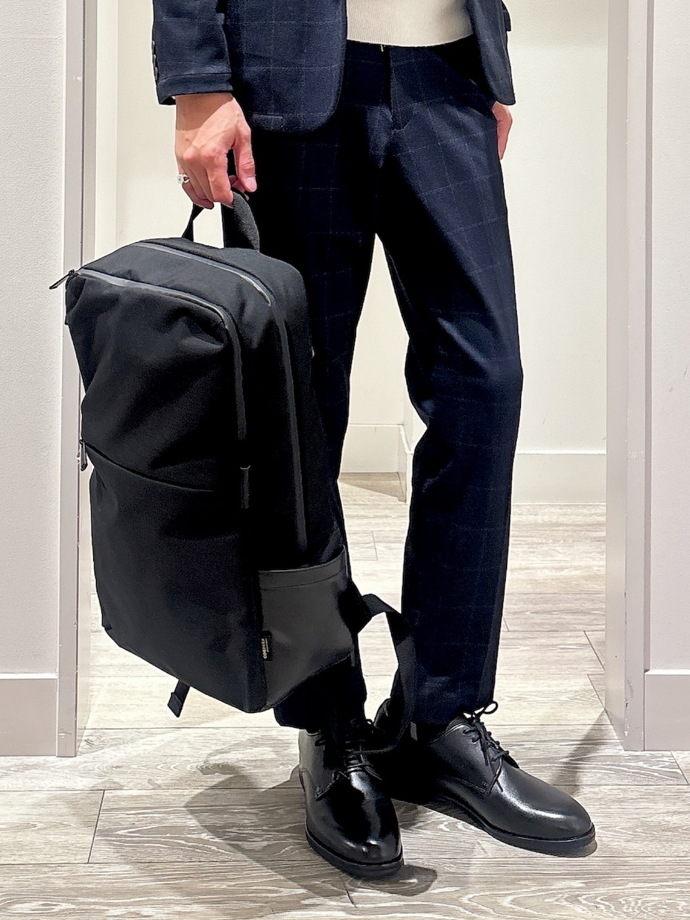 ホワイト系のニット/セーター、ブルー系のセットアップ、ブルー系のテーラードジャケットを着用したメンズの秋コーディネートの5枚目の写真