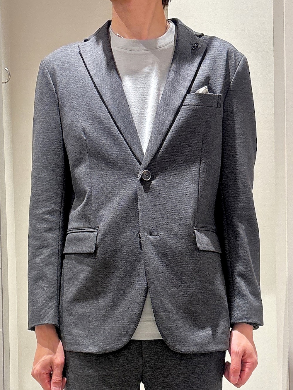 グレー系のテーラードジャケット、グレー系のTシャツ/カットソー、グレー系のスラックスを着用したメンズの春コーディネートの4枚目の写真