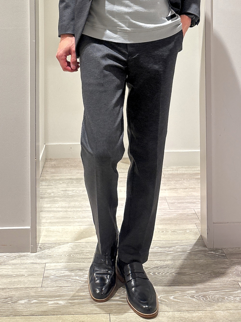 グレー系のテーラードジャケット、グレー系のTシャツ/カットソー、グレー系のスラックスを着用したメンズの春コーディネートの5枚目の写真