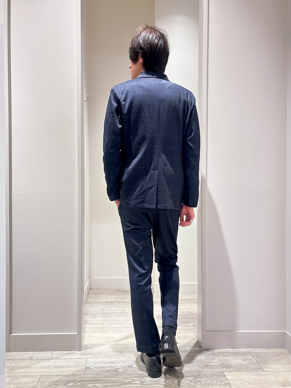 ホワイト系のニット/セーター、ブルー系のセットアップ、ブルー系のテーラードジャケットを着用したメンズの秋コーディネートの4枚目の写真