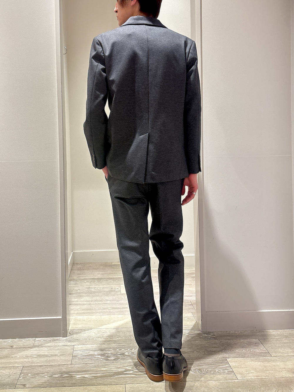 グレー系のテーラードジャケット、グレー系のTシャツ/カットソー、グレー系のスラックスを着用したメンズの春コーディネートの3枚目の写真