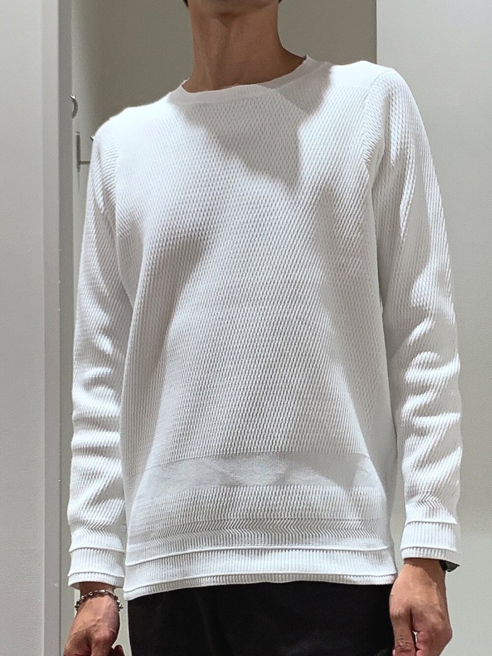 ホワイト系のTシャツ/カットソー、ブラウン系のその他パンツ、ホワイト系のスニーカーを着用したメンズの夏コーディネートの4枚目の写真