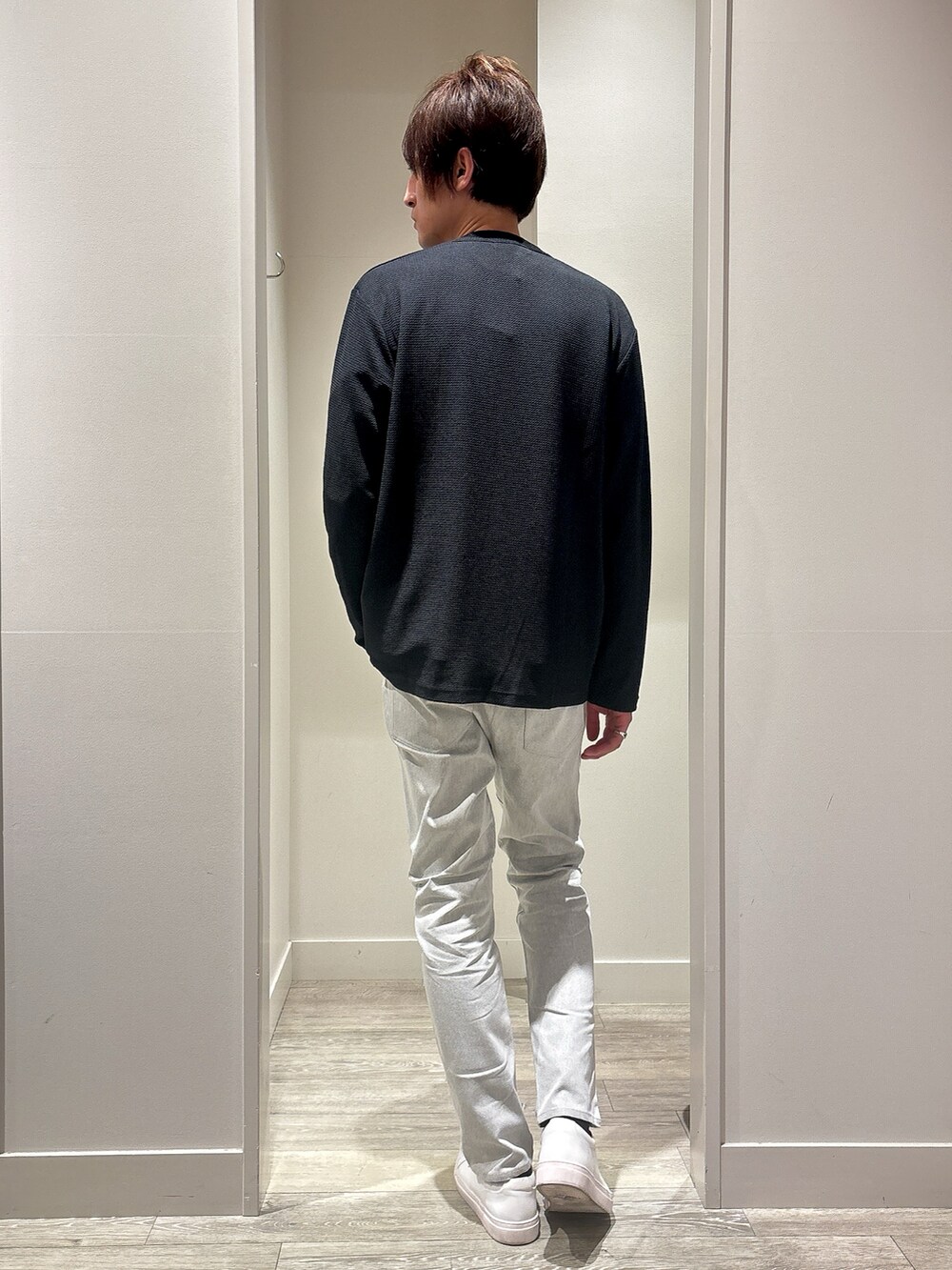 ブラック系のカーディガン/ボレロ、グリーン系のTシャツ/カットソー、グレー系のその他パンツを着用したメンズの春コーディネートの3枚目の写真