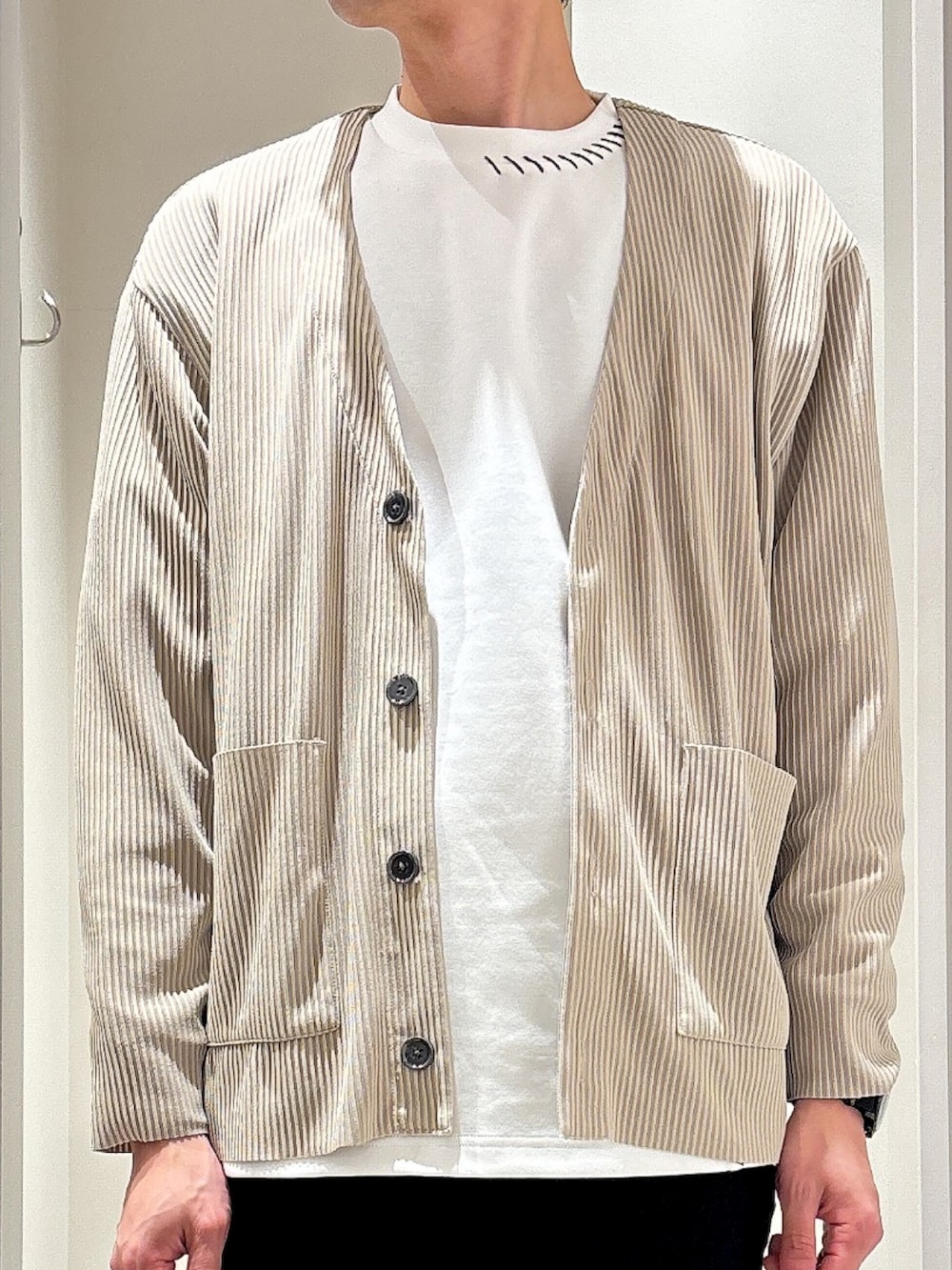 「春コーデ、大人カジュアル、カーディガン、テーパードパンツ、イージースラックス、スリッポン、きれいめカジュアル、モード、A/H ABAHOUSE、オーバーサイズ」｜「AH ABAHOUSEの【AH ABAHOUSE】ダンボール ハンドステッチ 長袖Tシャツ / ロンT（Tシャツ/カットソー、ホワイト系）」を使った、★たか★さん（メンズ・178cm）の春コーディネートの4枚目の写真