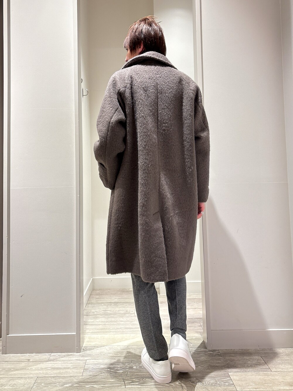 「最近のいい感じコーデ、クリスマスに着たい服、オーバーサイズ、オトナカジュアル、おしゃれさんと繋がりたい、スラックス、冬コーデ、コート、レイヤード、ヘリンボーン柄、起毛、デート、モード、大人コーデ、レイヤードスタイル」｜「AH ABAHOUSEの【AH ABAHOUSE】バルマカーン シャギー コート（ステンカラーコート、ブラウン系）」を使った、★たか★さん（メンズ・178cm）の冬コーディネートの4枚目の写真