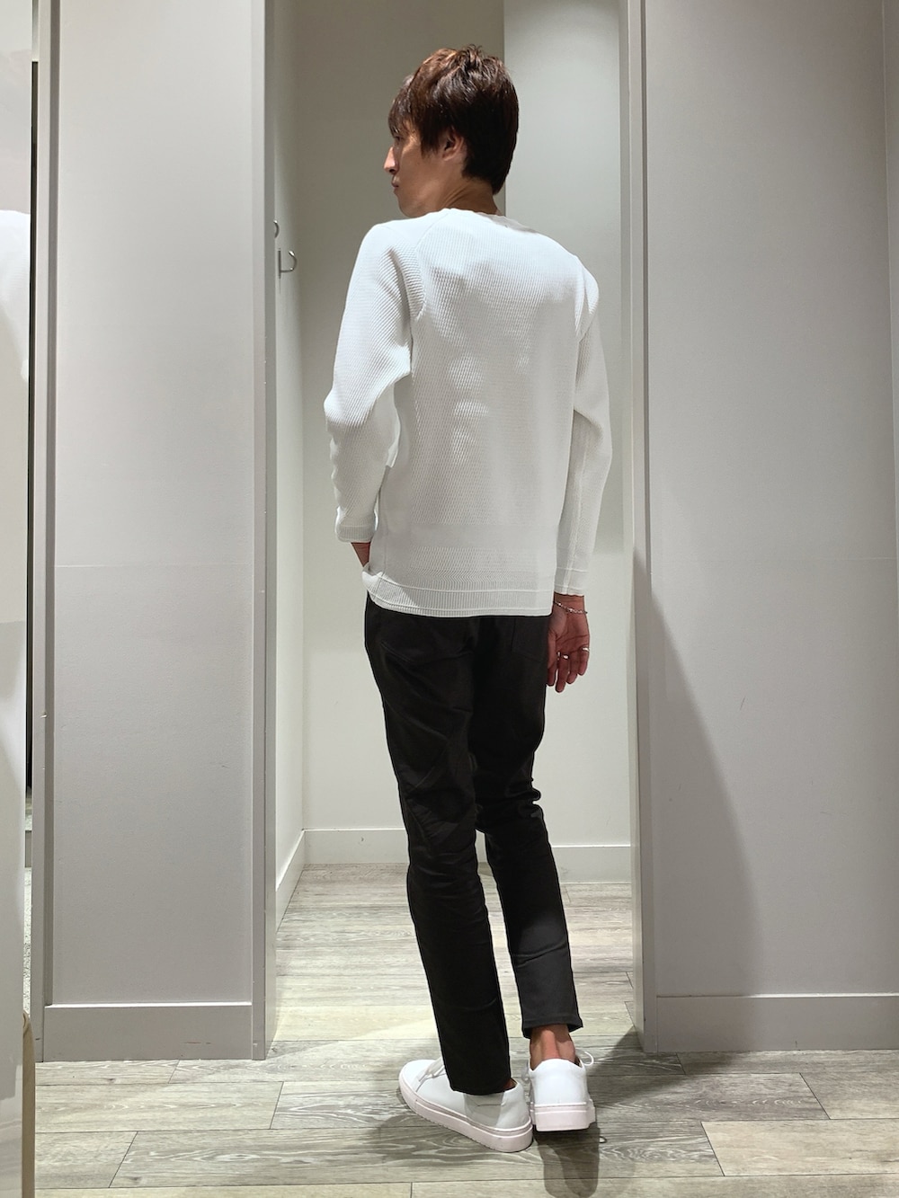 ホワイト系のTシャツ/カットソー、ブラウン系のその他パンツ、ホワイト系のスニーカーを着用したメンズの夏コーディネートの3枚目の写真