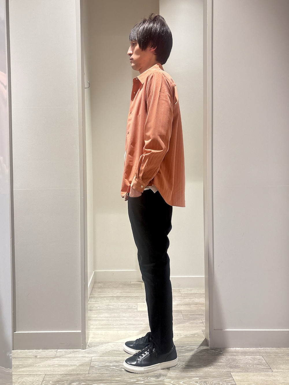 オレンジ系のシャツ/ブラウス、ホワイト系のTシャツ/カットソー、ブラック系のその他パンツを着用したメンズの春コーディネートの2枚目の写真