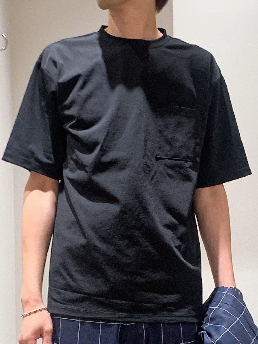 「きれいめカジュアル、プチプラ、さらっと晴れやかスナップ、Tシャツ、セットアップ、お洒落さんとつながりたい、セットアップスタイル、セットアップ対応、スニーカー、おしゃれさんと繋がりたい、オトナカジュアル、スラックス、デート、モード、チェック」|「ABAHOUSE GRAYのエアファンクション ポケットTシャツ(Tシャツ/カットソー、ブラック系)」を使った、★たか★さん(メンズ・178cm)の夏コーディネートの4枚目の写真