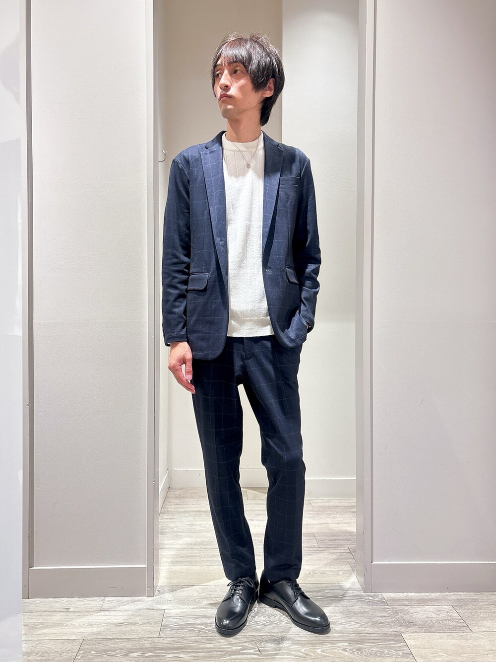 ホワイト系のニット/セーター、ブルー系のセットアップ、ブルー系のテーラードジャケットを着用したメンズの秋コーディネートの2枚目の写真