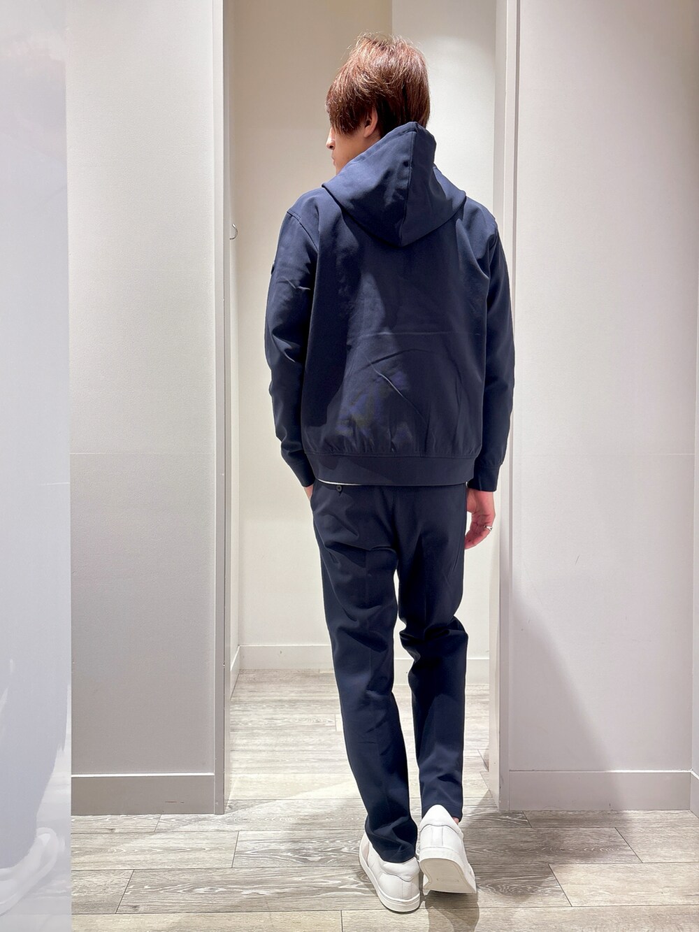 ブルー系のパーカー、ホワイト系のTシャツ/カットソー、ブルー系のスラックスを着用したメンズの秋コーディネートの3枚目の写真