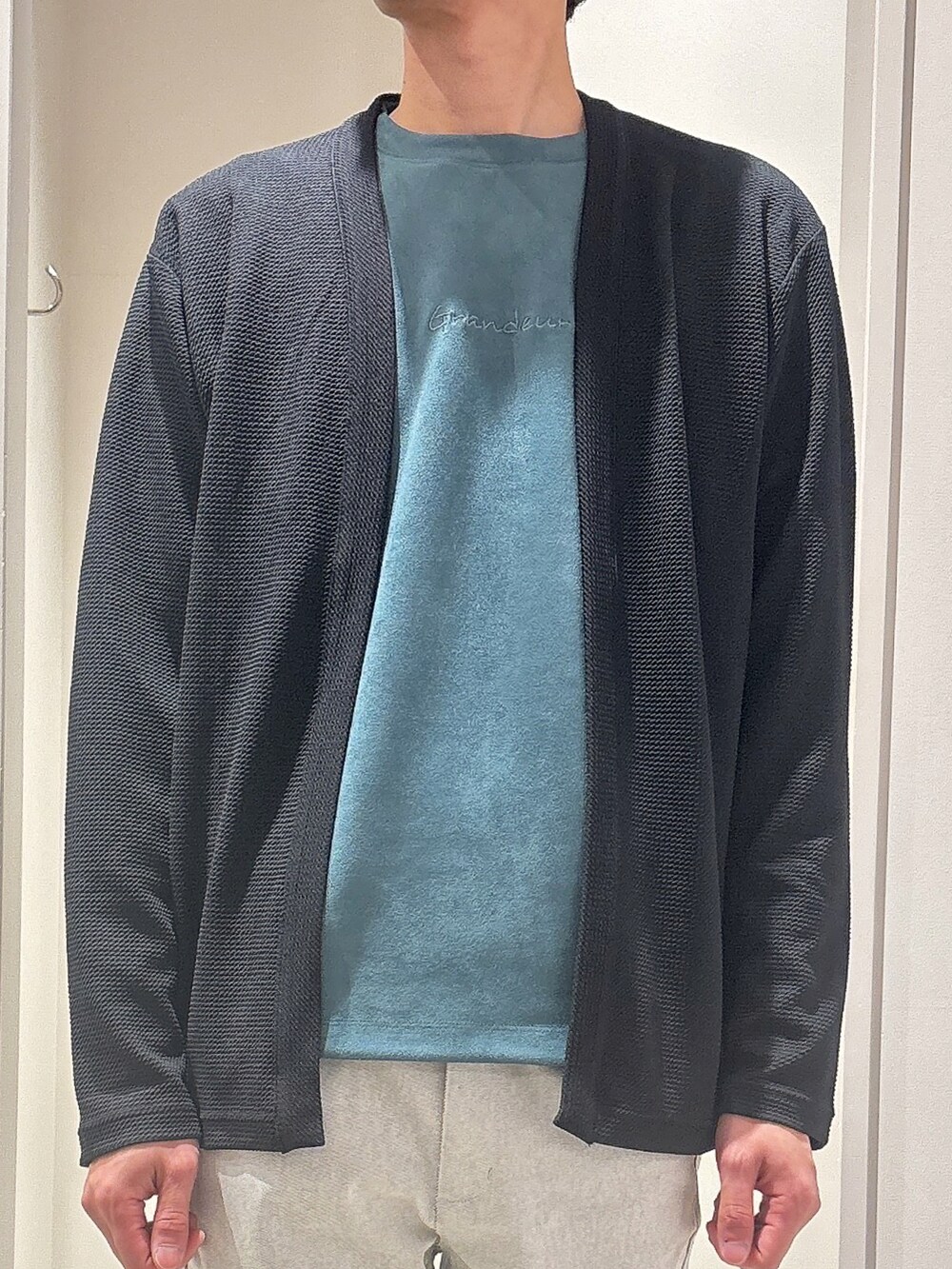 ブラック系のカーディガン/ボレロ、グリーン系のTシャツ/カットソー、グレー系のその他パンツを着用したメンズの春コーディネートの4枚目の写真